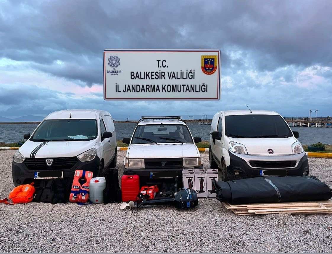 Ayvalık’ta Jandarma 6 Organizatör 21 Düzensiz Göçmen Ele Geçirdi