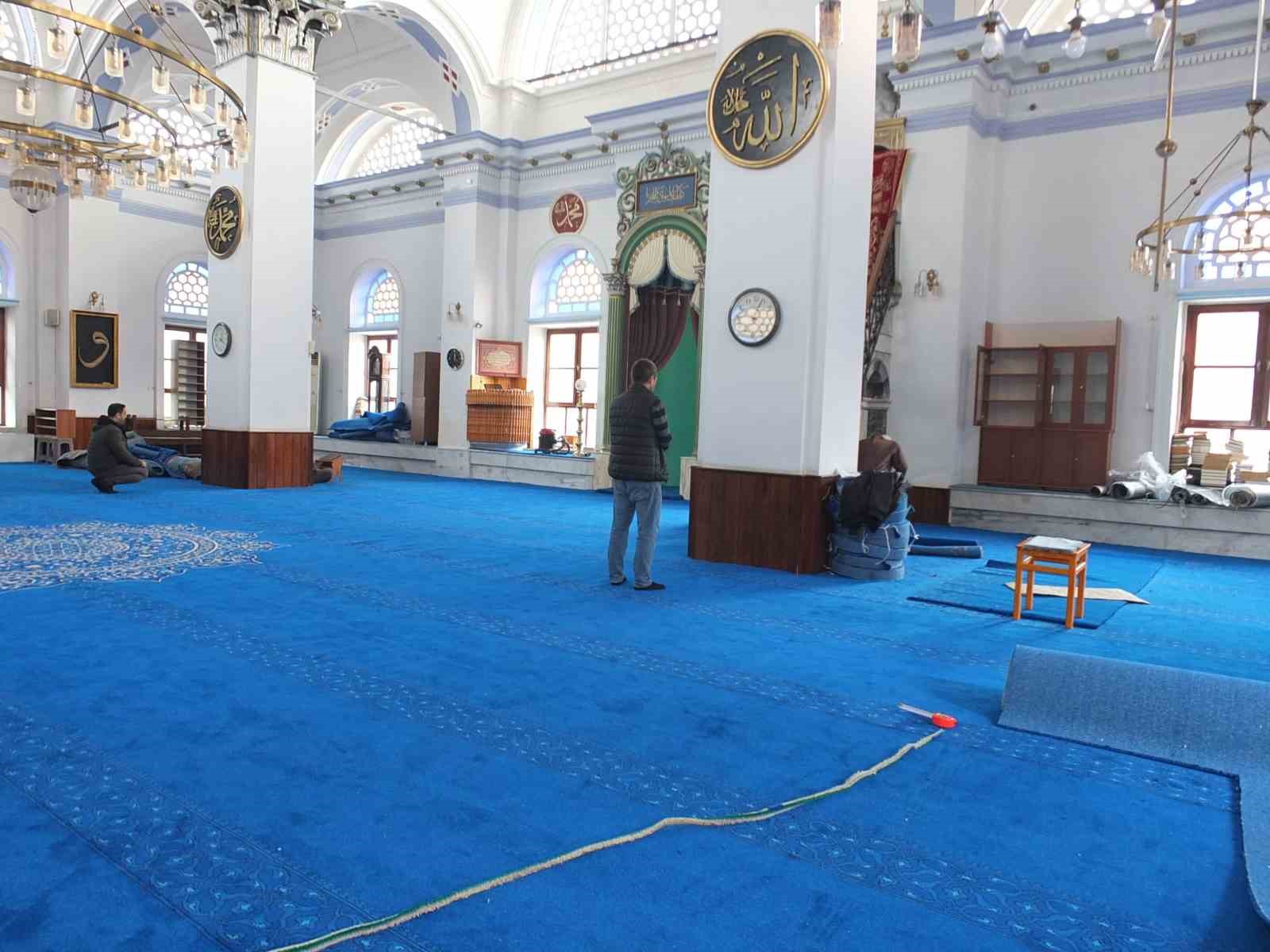 Burhaniye’de Tarihi Camiye Hayırsever Güzelliği
