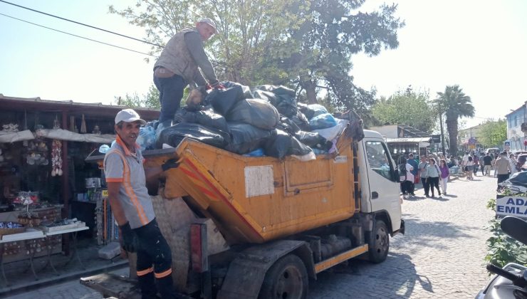 Ayvalık’ta, bayram tatilinde yaklaşık 15 bin ton çöp toplandı