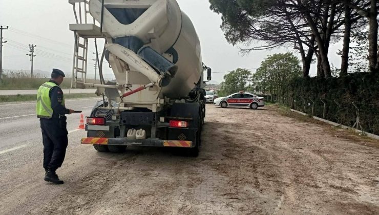 Balıkesir’de Trafik Jandarması “Standart Dışı Işık Donanımı” denetimi yaptı