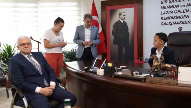 Burhaniye’de çocuk başkan makamı devraldı