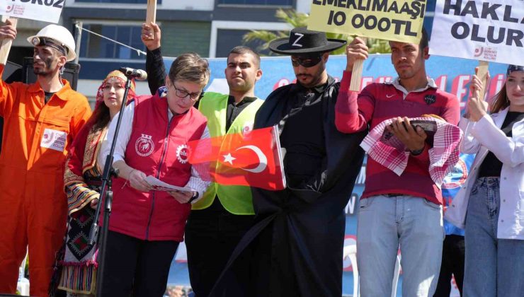 1 Mayıs kutlamalarına çizgi film ve sinema kahramanı Zoro kıyafeti ile katıldı