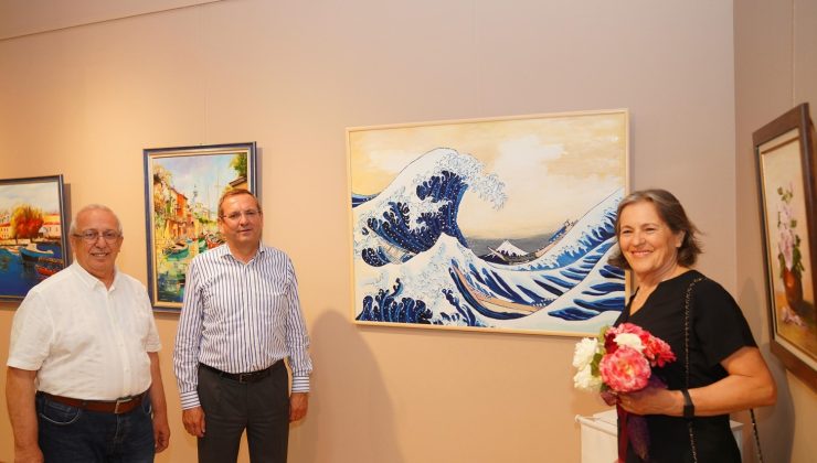 Ayvalık’ta AYKÜSAD’ın yılsonu resim sergisini açtı