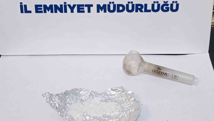 Tedirgin tavırları ele verdi: Torpido bölümünden uyuşturucu çıktı