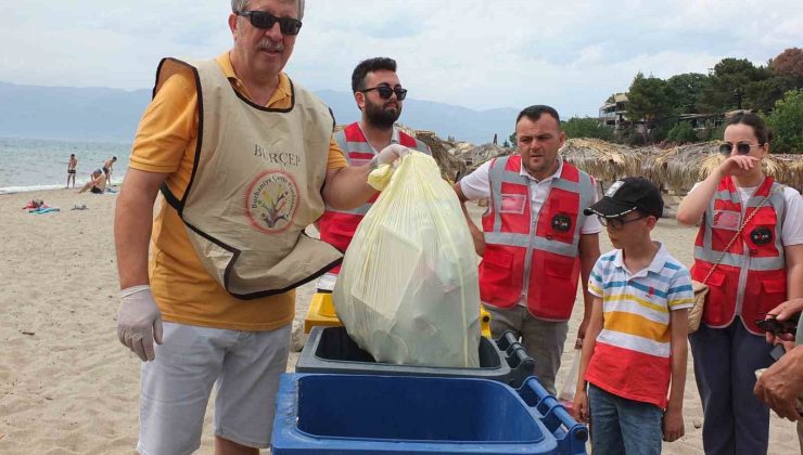 Balıkesir’de çevreciler plaj temizledi