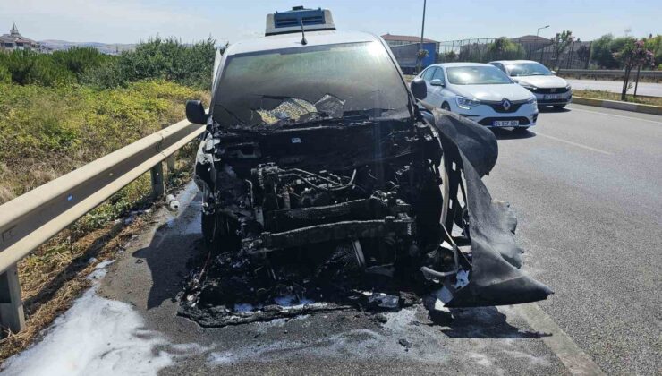 Bandırma’da seyir halindeki araç alev aldı