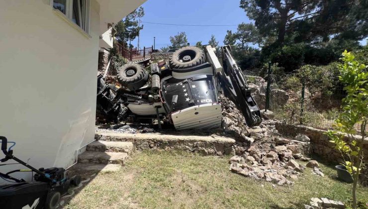 Devrilen iş makinesinin altında kalan çocuk hayatını kaybetti